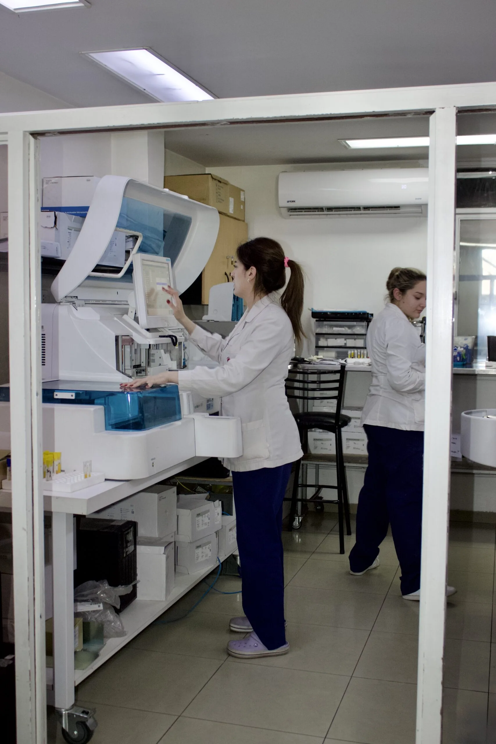 Profesionales de Clínica Santa María en el laboratorio