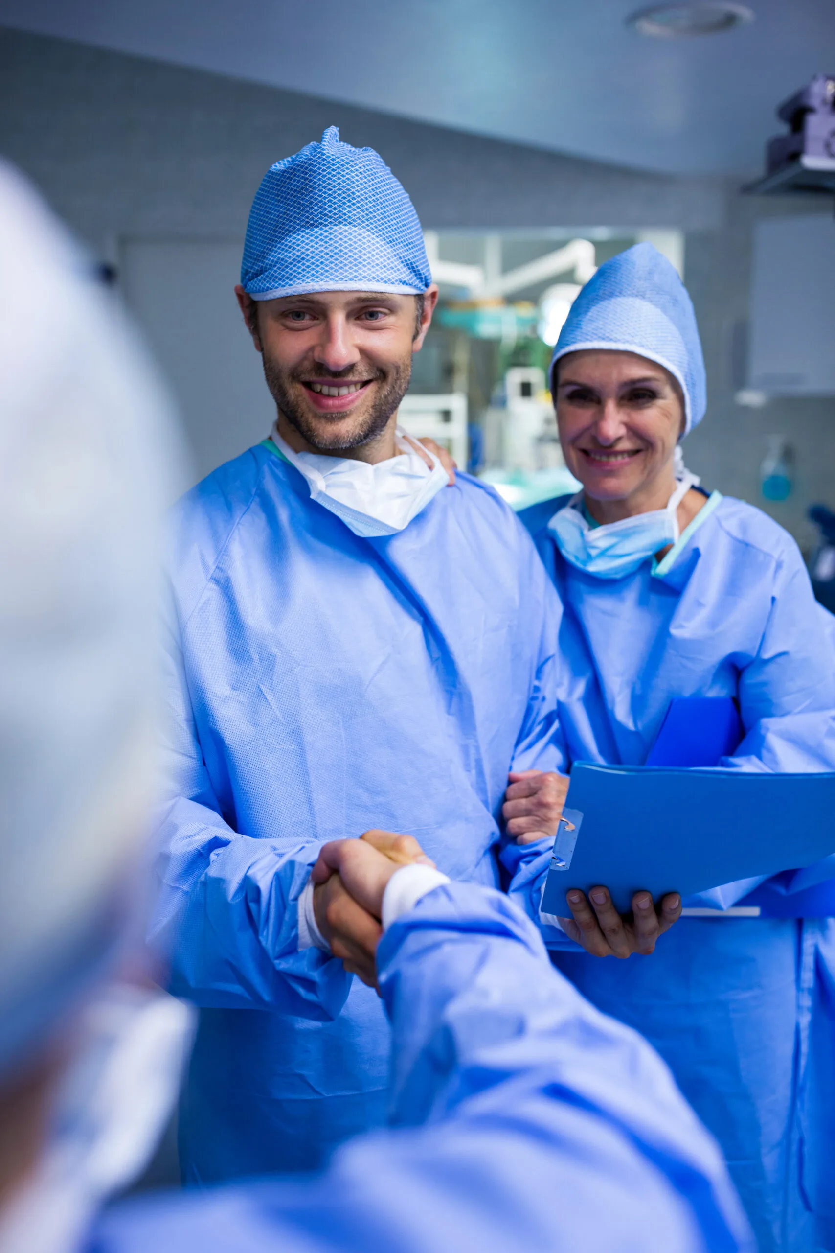 Equipo médico de Clínica Santa María en quirófano