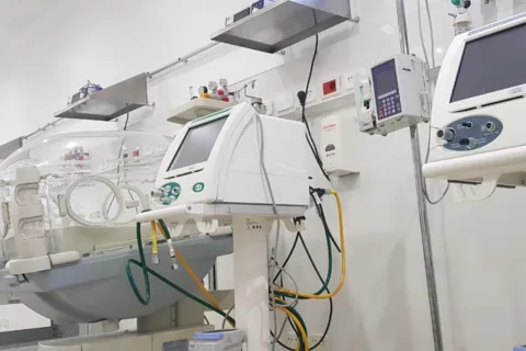 Recién nacido en la Terapia Intensiva Neonatal de Clínica Santa María